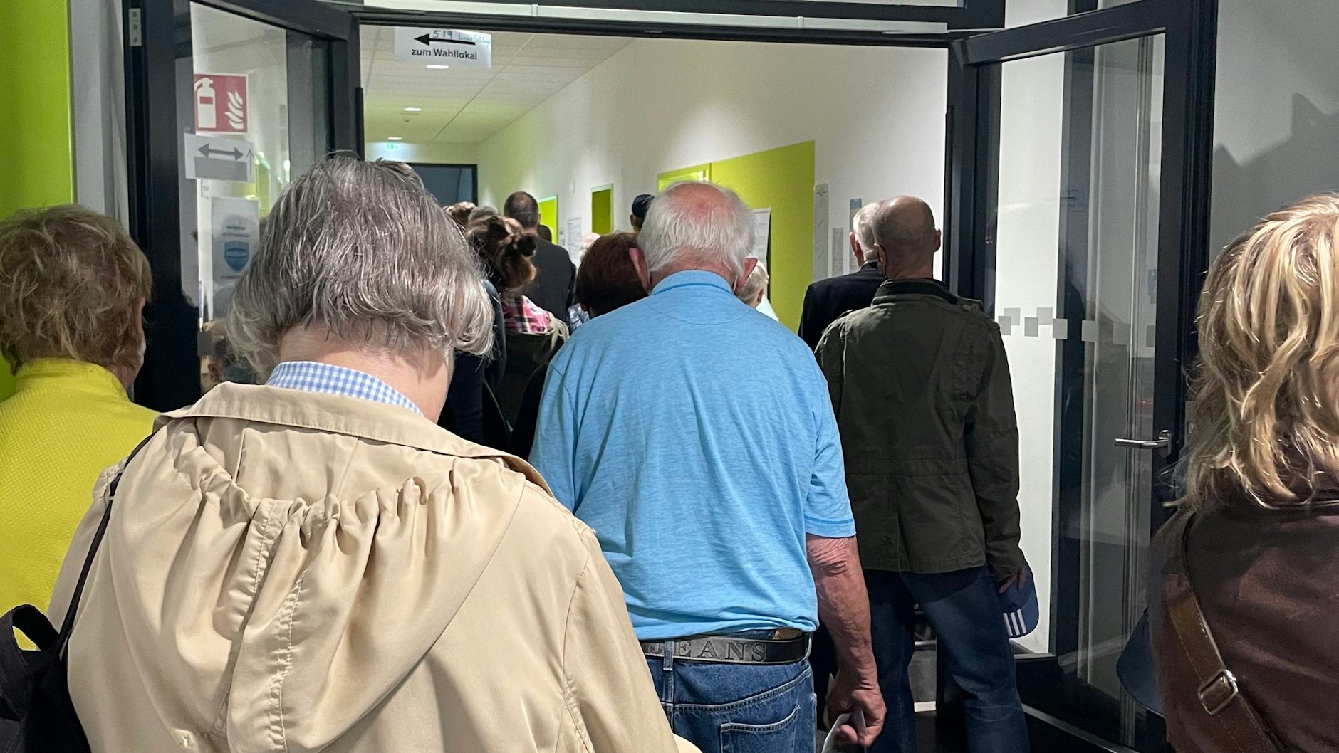 Schlange vor dem Wahllokal in der&nbsp;Kurt Tucholsky Schule in Pankow.