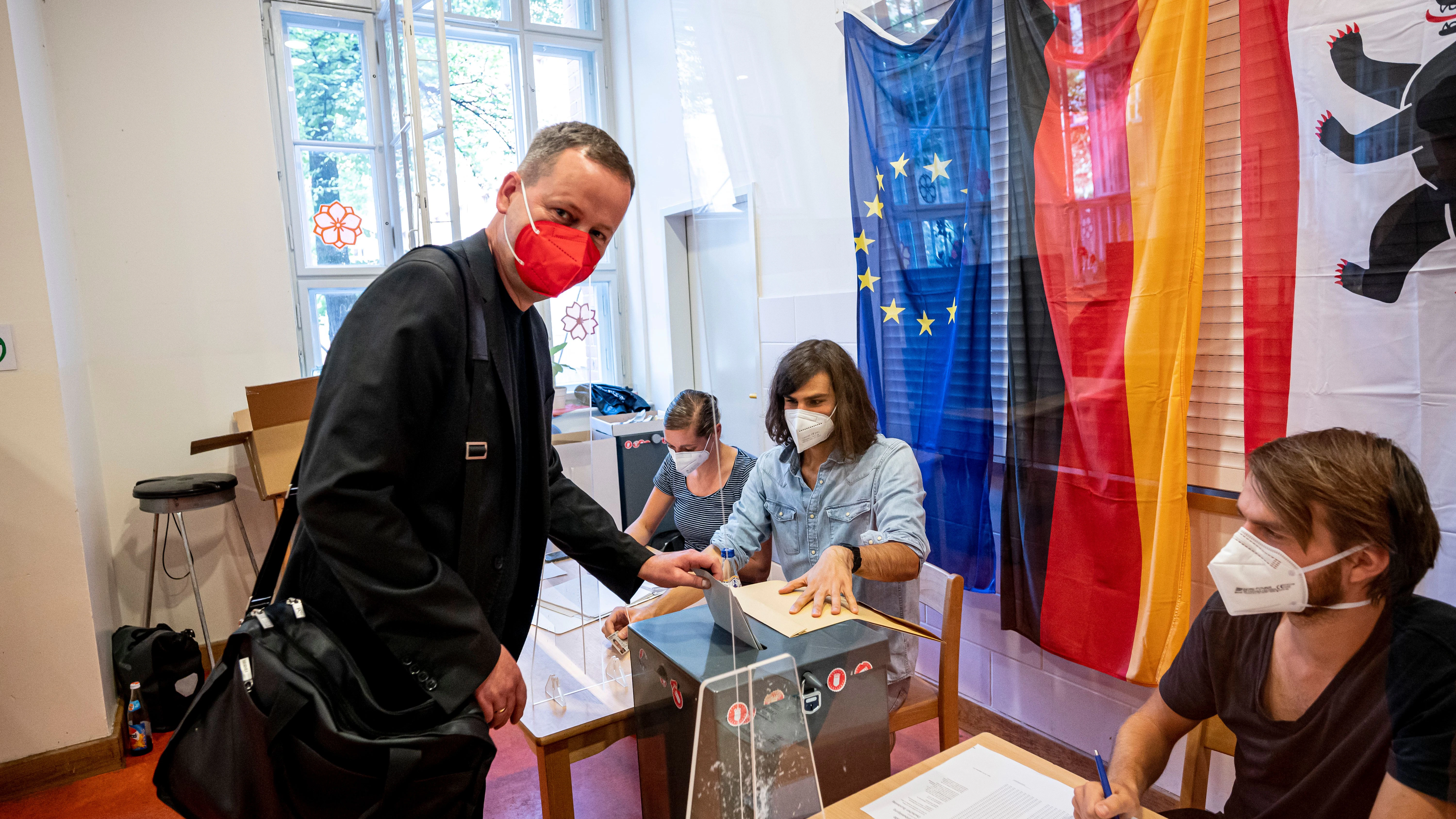 Klaus Lederer (Die Linke), Spitzenkandidat fürs Amt des Regierenden Bürgermeisters in Berlin, gibt am Nachmittag seine Stimme im Wahllokal in Berlin-Prenzlauer Berg ab. Noch ist er Kultursenator. Ob Lederer das auch nach der Wahl sein wird, ist offen.&nbsp;&nbsp;