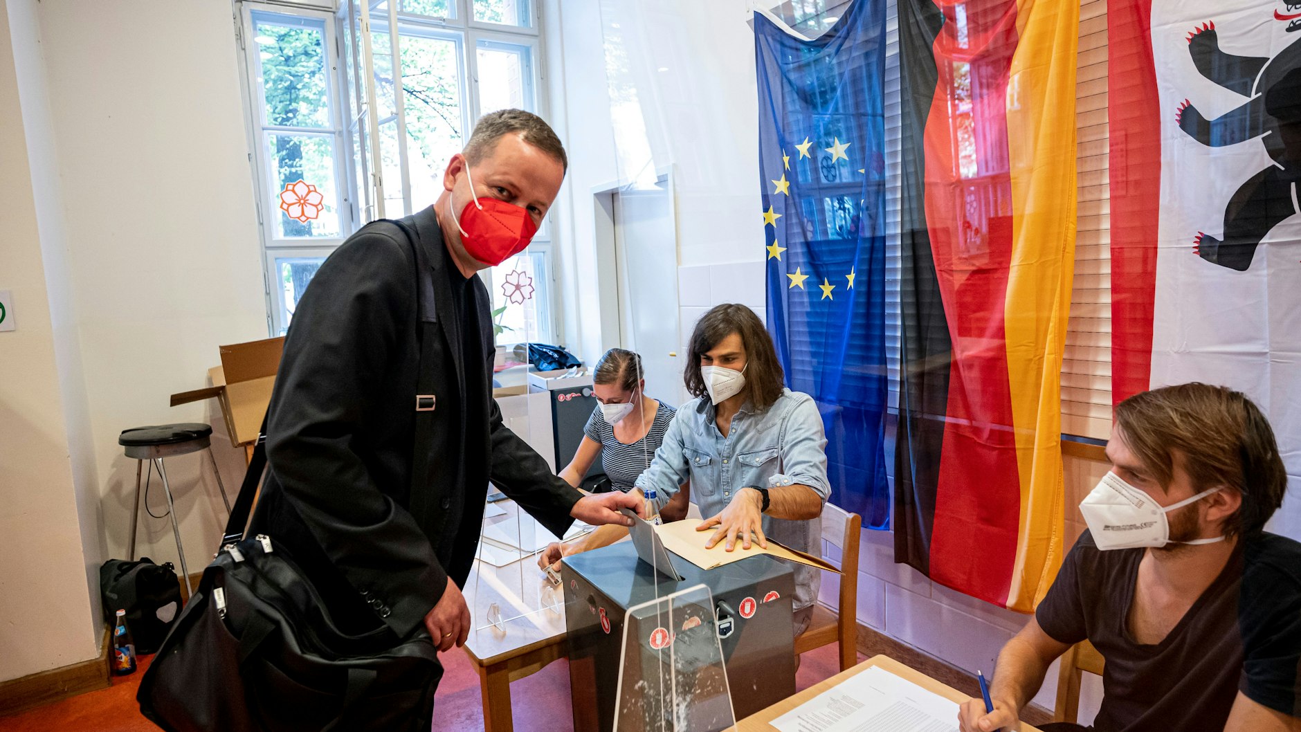 Klaus Lederer (Die Linke), Spitzenkandidat fürs Amt des Regierenden Bürgermeisters in Berlin, gibt am Nachmittag seine Stimme im Wahllokal in Berlin-Prenzlauer Berg ab. Noch ist er Kultursenator. Ob Lederer das auch nach der Wahl sein wird, ist offen.&nbsp;&nbsp;
