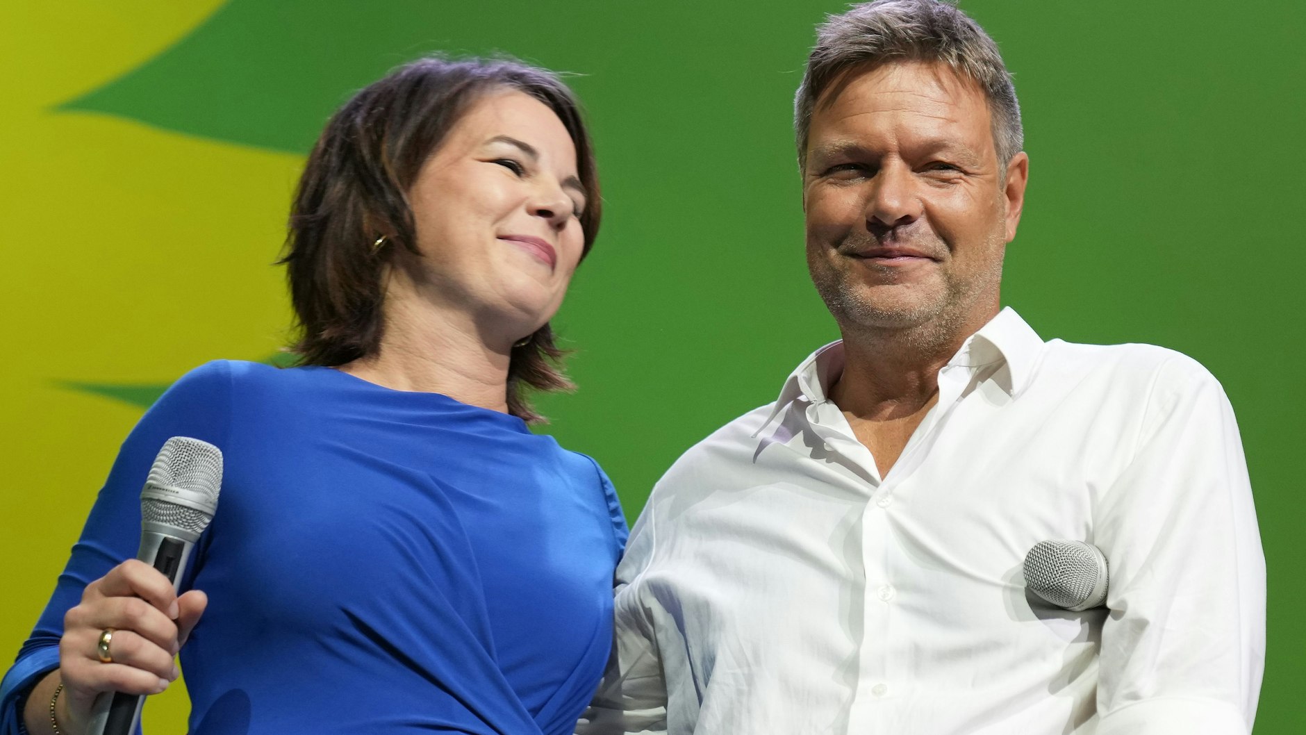 Jetzt wieder ein Duo: Annalena Baerbock, Kanzlerkandidatin und Bundesvorsitzende von Bündnis 90/Die Grünen, und Robert Habeck, Bundesvorsitzender, bei der Wahlparty von Bündnis 90/Die Grünen. 