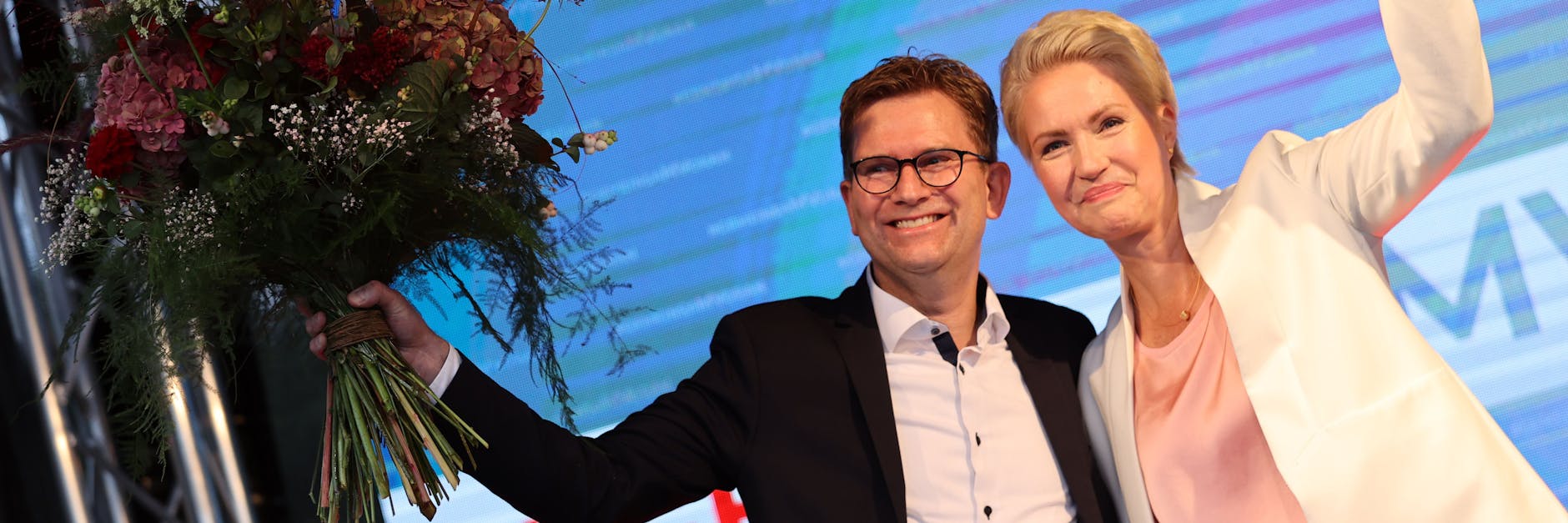 Mecklenburg-Vorpommerns Ministerpräsidentin Manuela Schwesig (SPD) feiert mit ihrem Ehemann Stefan den Wahlsieg.