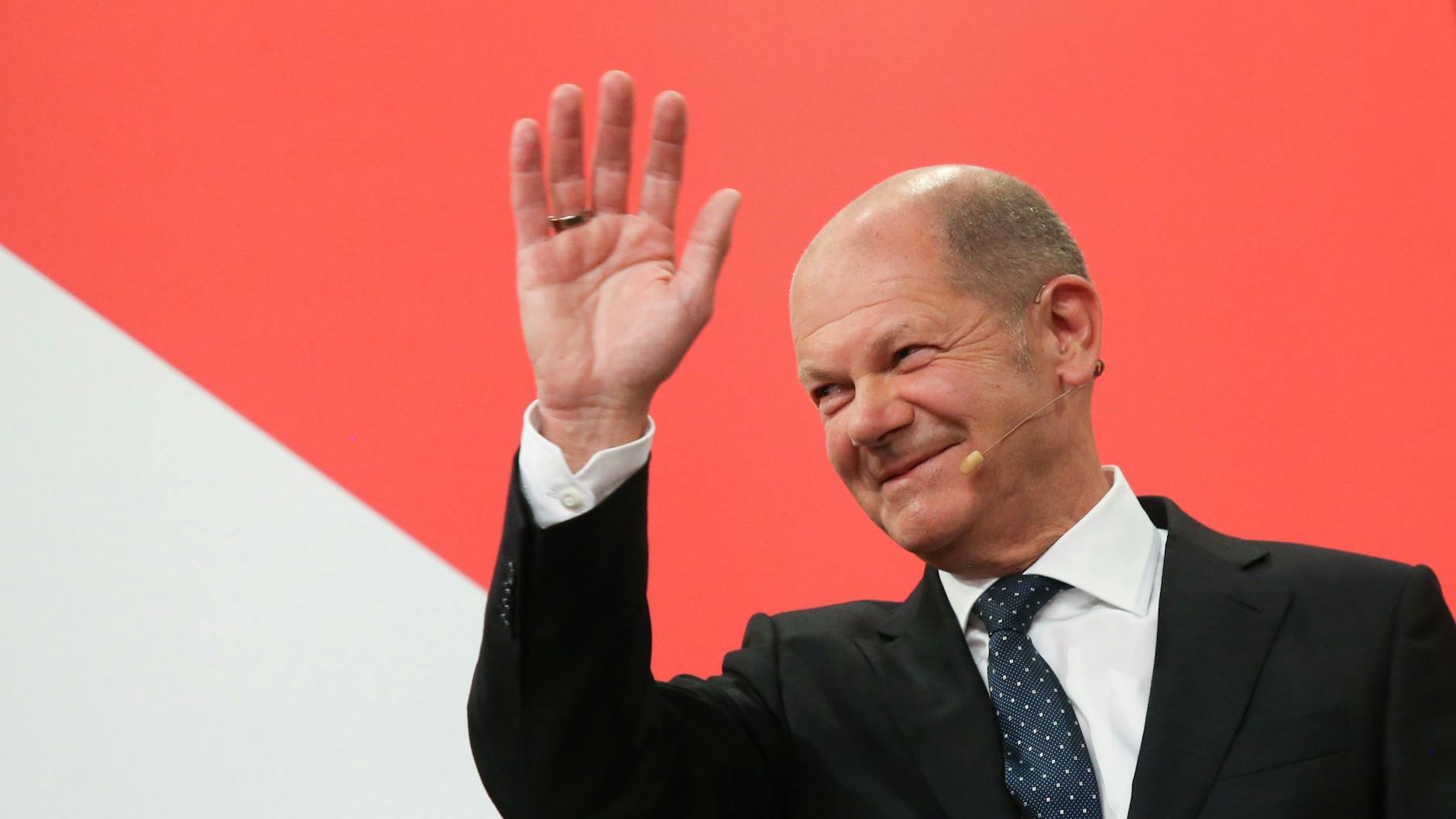 Berlin: SPD-Kanzlerkandidat Olaf Scholz lässt sich auf der Wahlparty seiner Partei im Willy-Brandt-Haus blicken.