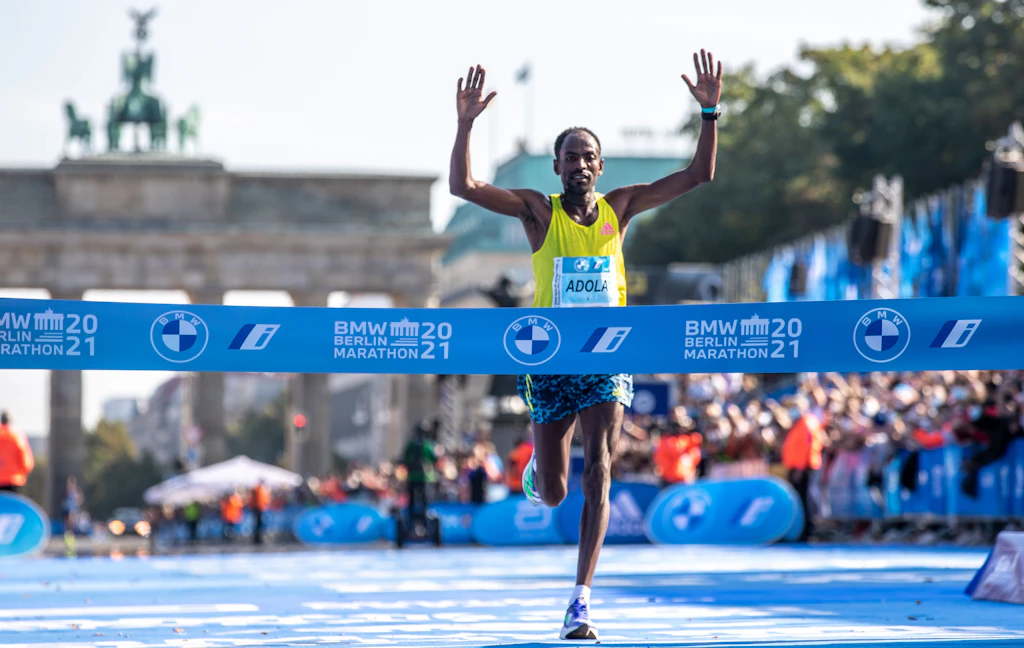 Der Berlin Marathon feiert sich beim Sieg von Guye Adola selbst