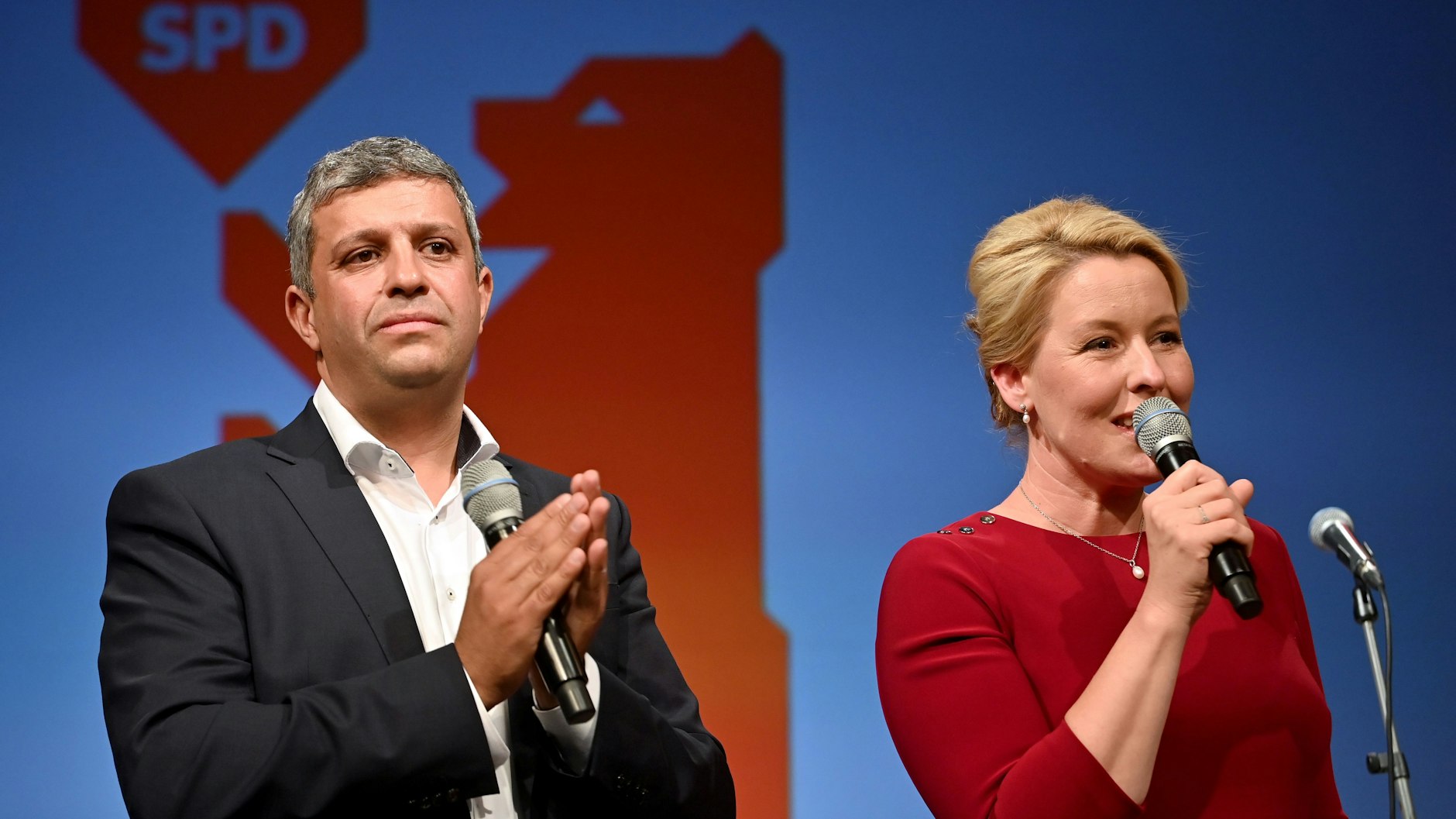 Die Spitzenkandidaten Franziska Giffey und Read Saleh sind nach den ersten Prognosen nur zweiter Sieger.