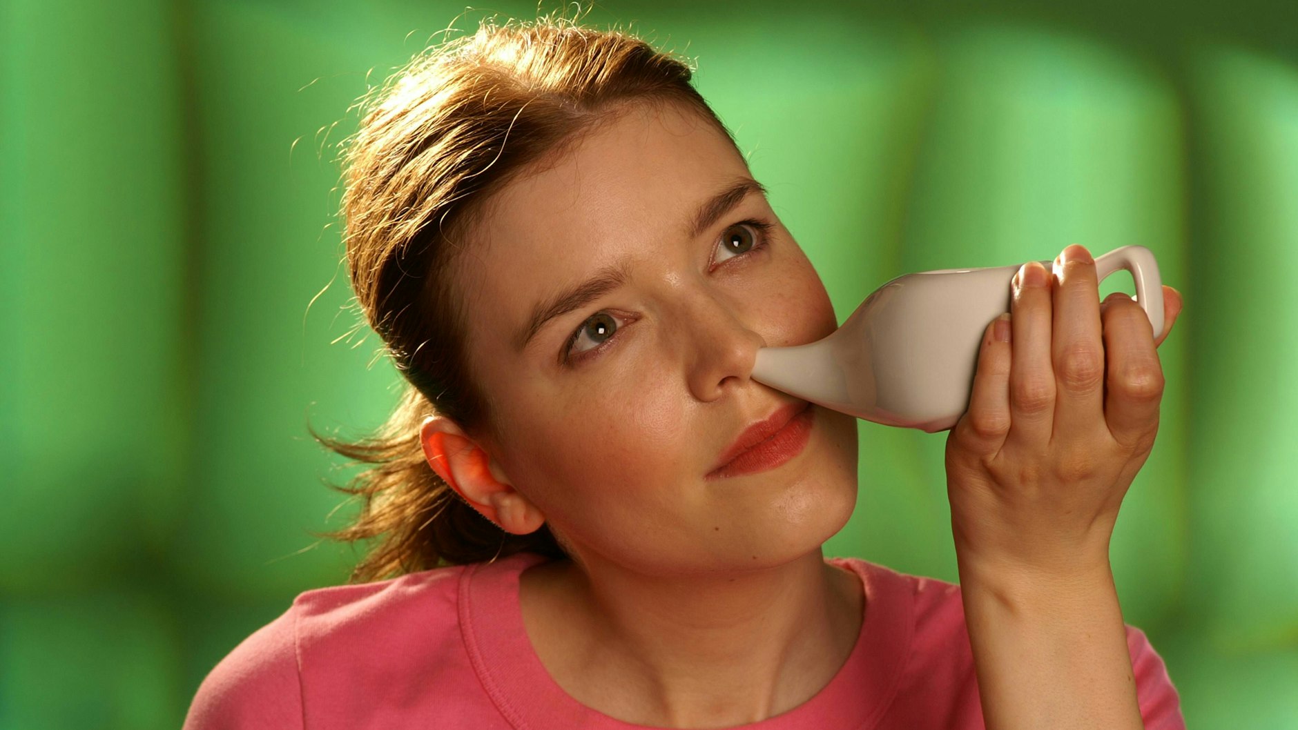 Mit einer regelmäßigen Nasendusche können Sie Erkältungen vorbeugen.