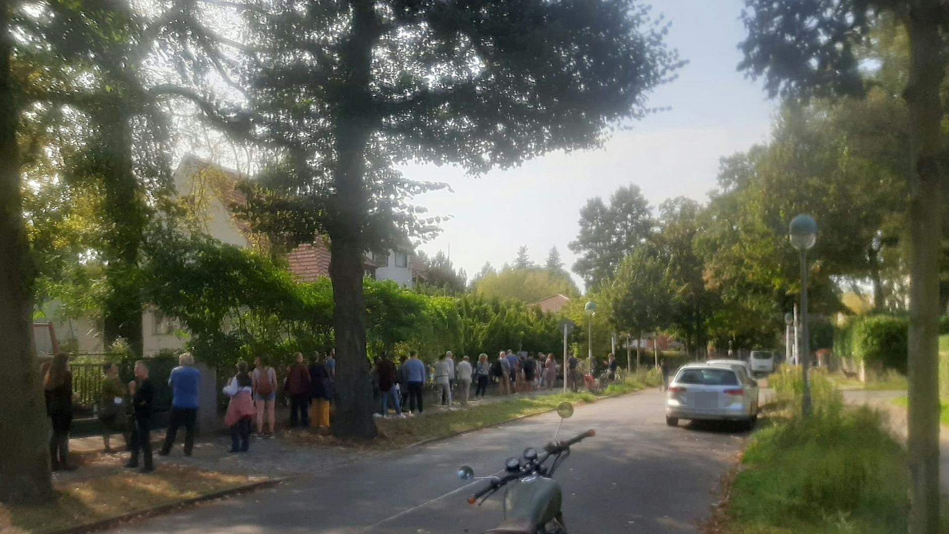 Auf rund 30 Meter standen die Menschen am Sonntag vor diesem Wahllokal in Pankow an.