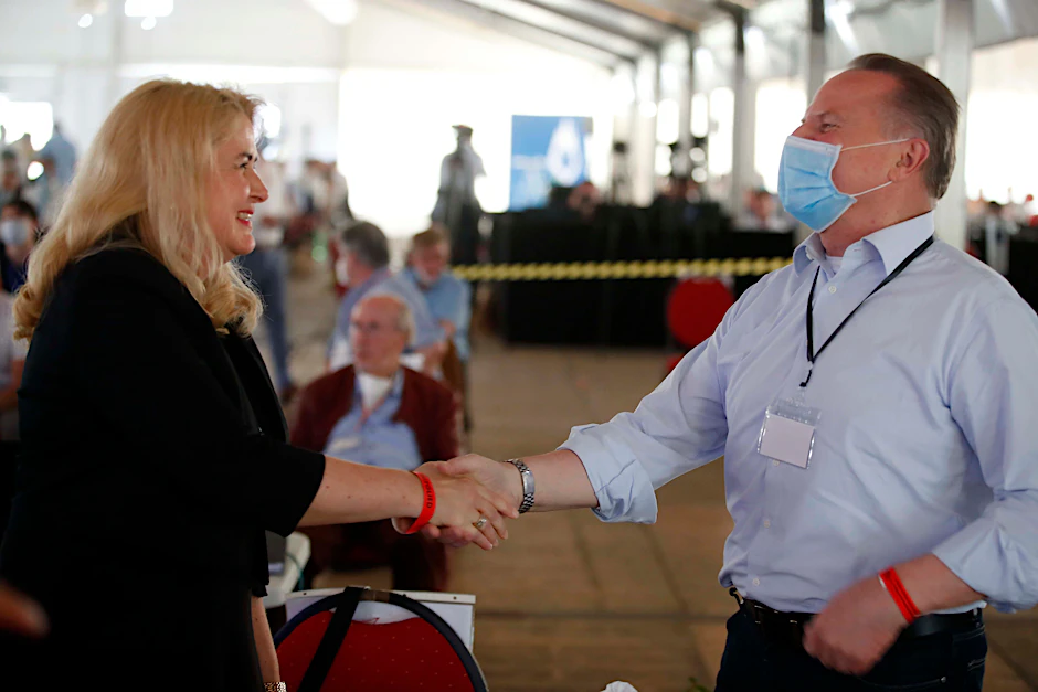 Als sich noch alle gut verstanden: Kristin Brinker, AfD-Landesvorsitzende, wurde im Juni beim Landesparteitag zur Spitzenkandidatin gewählt.&nbsp;Georg Pazderski gratulierte.