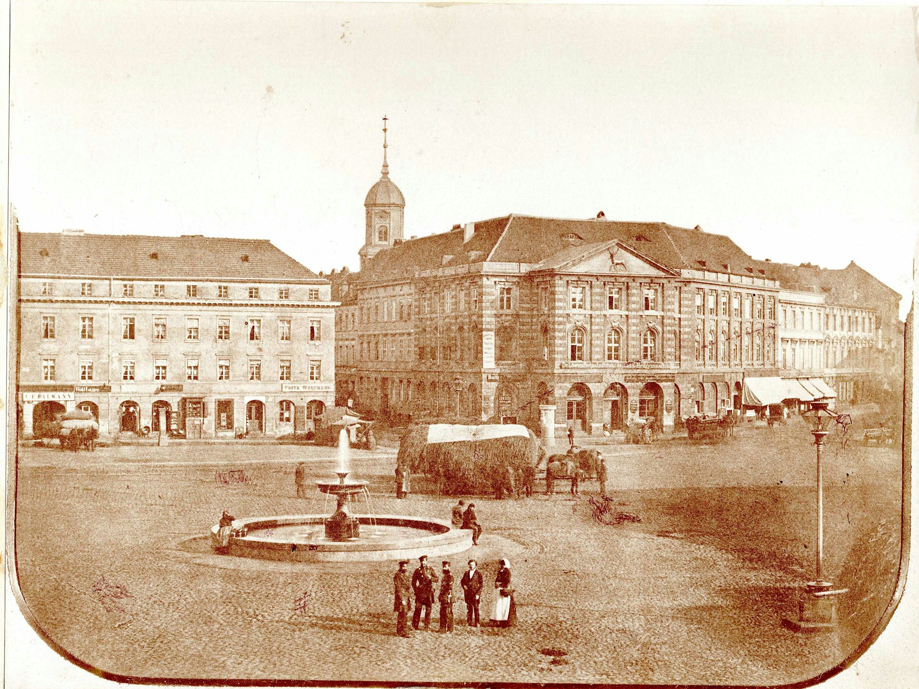 Das älteste bekannte Foto vom Alexanderplatz entstand um 1860. Der Brunnen stand in der Nähe des heutigen Brunnenstandortes.