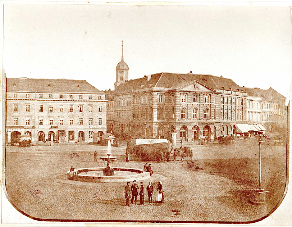 Das älteste bekannte Foto vom Alexanderplatz entstand um 1860. Der Brunnen stand in der Nähe des heutigen Brunnenstandortes.