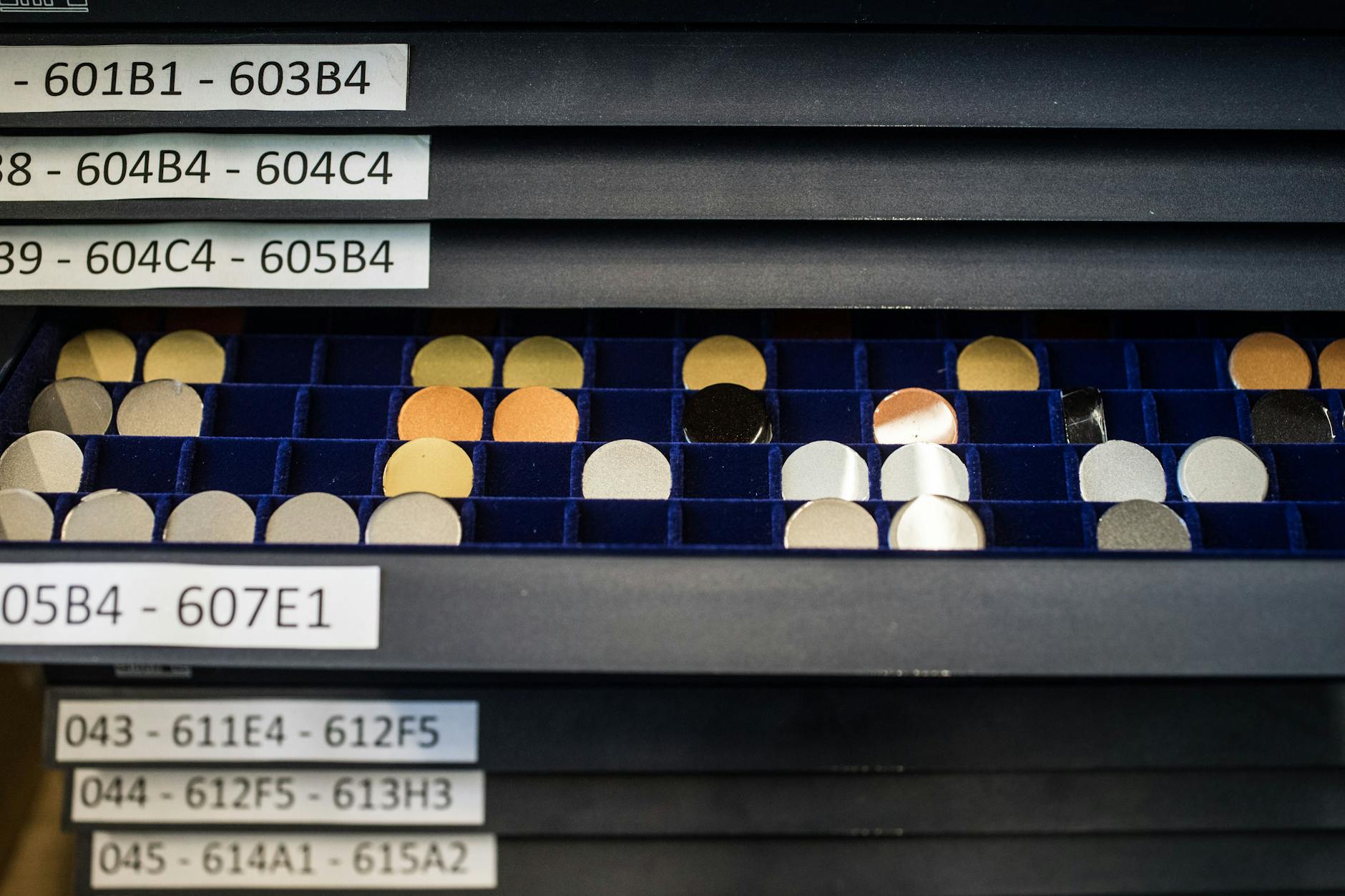 Die Sammlung an Autolacken enthält rund 18.600 Proben.
