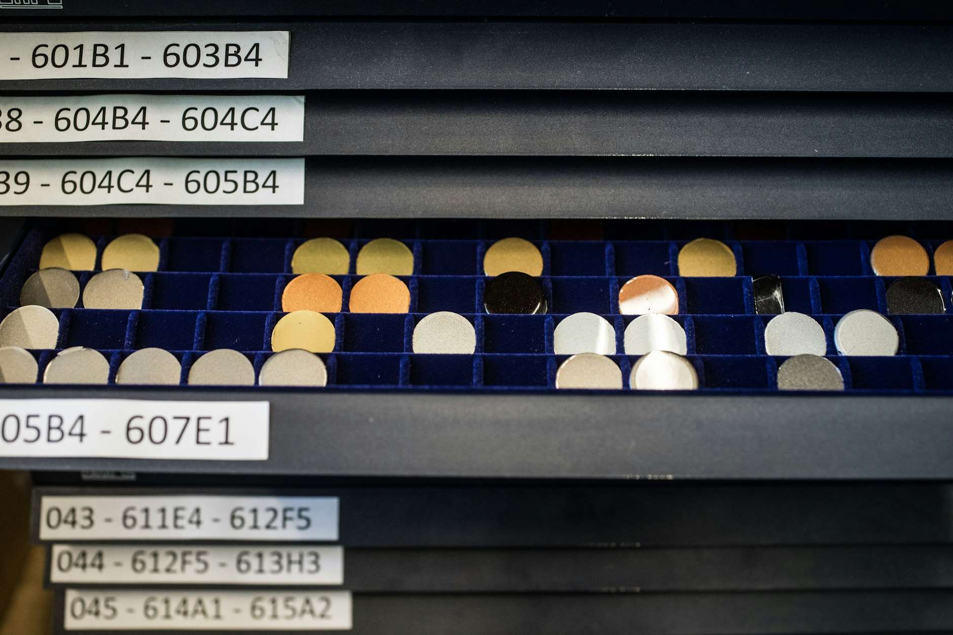 Die Sammlung an Autolacken enthält rund 18.600 Proben.