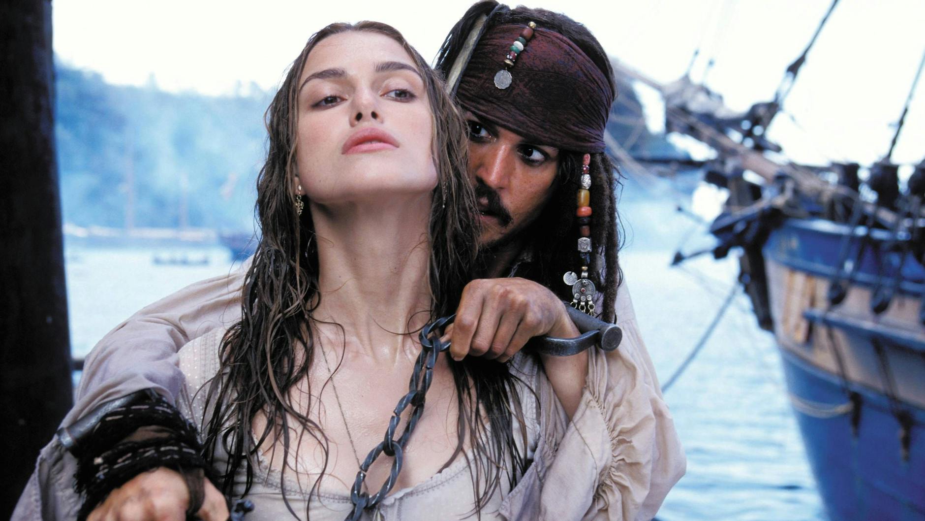 Johnny Depp als Captain Jack Sparrow in Fluch der Karibik, hier mit Keira Knightley als Elizabeth Swann.