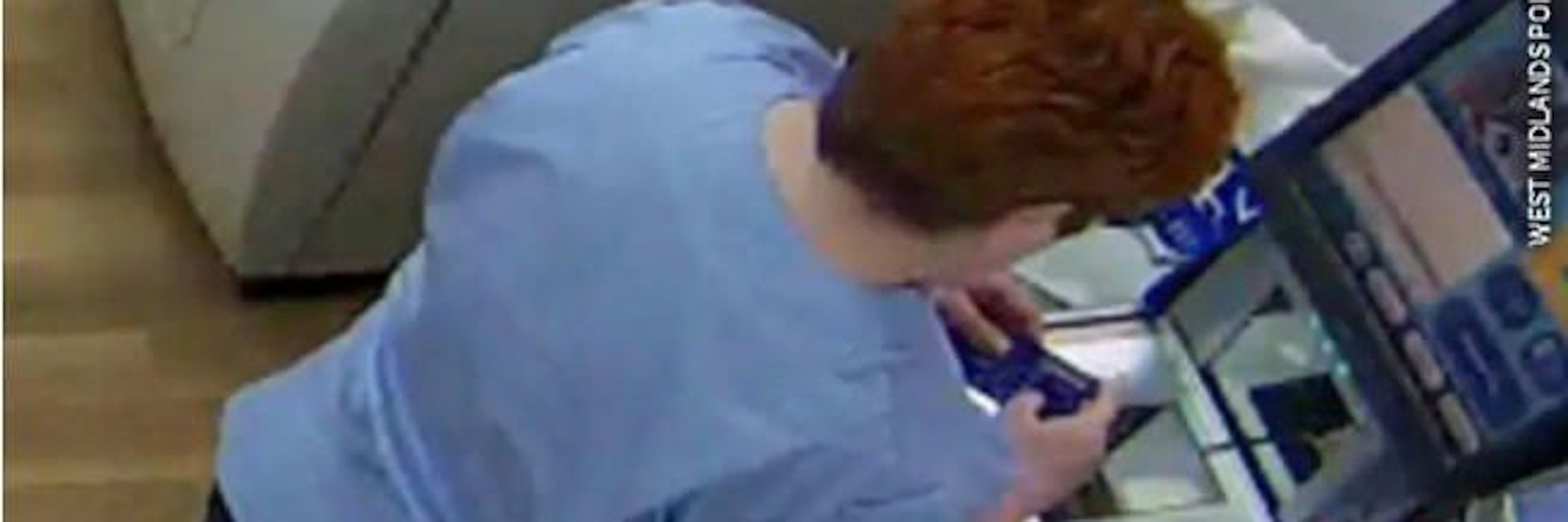 Auf frischer Tat ertappt – die Pflegerin wurde von Überwachungskameras beobachtet, wie sie die Bankkarten des Sterbenden klaute und dann im Krankenhaus-Shop benutzte.