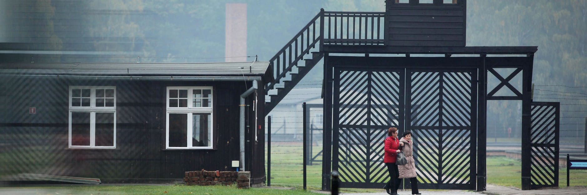 Besucher gehen am Eingang des Stutthof Museums in Sztutowo (Polen) vorbei, in dem an die Verbrechen im ehemaligen deutschen Konzentrationslager Stutthof erinnert wird.