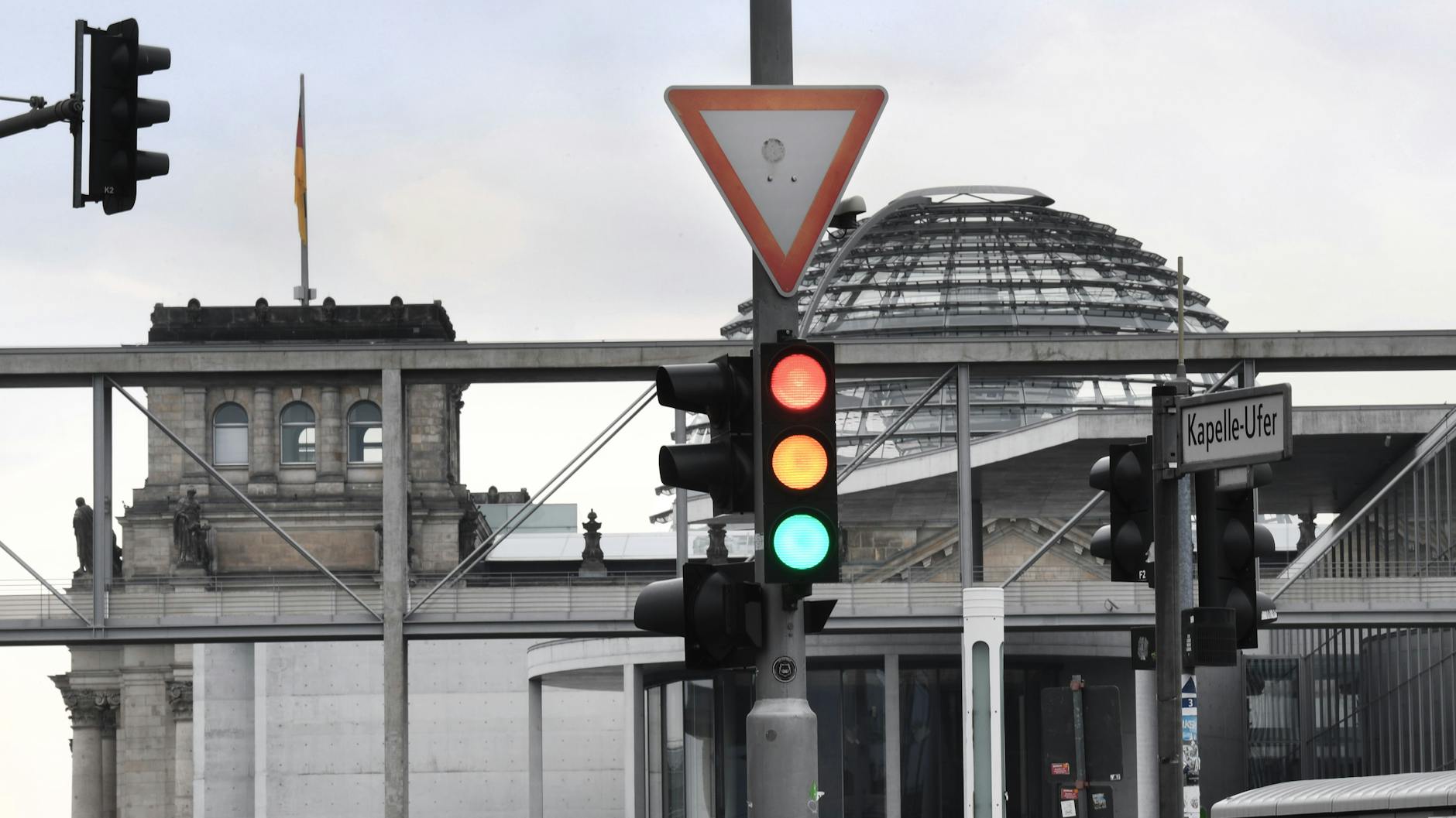 Eine sogenannte Ampel-Koalition wäre rechnerisch sowohl im Bund als auch in Berlin möglich.