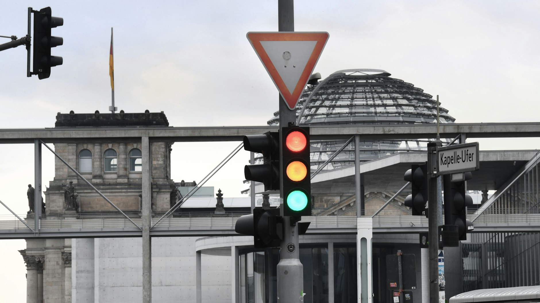 Eine sogenannte Ampel-Koalition wäre rechnerisch sowohl im Bund als auch in Berlin möglich.