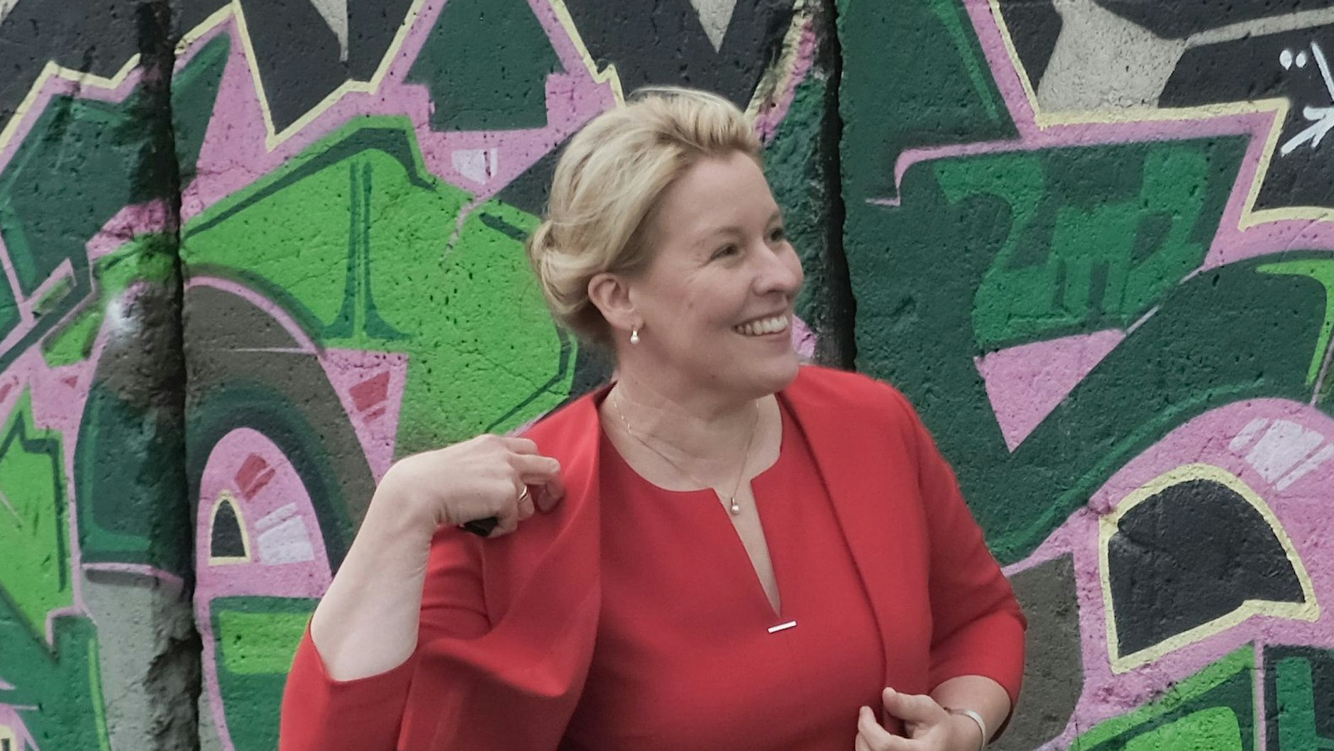 Franziska Giffey, 43, aus Frankfurt (Oder), vor Resten der Berliner Mauer. 