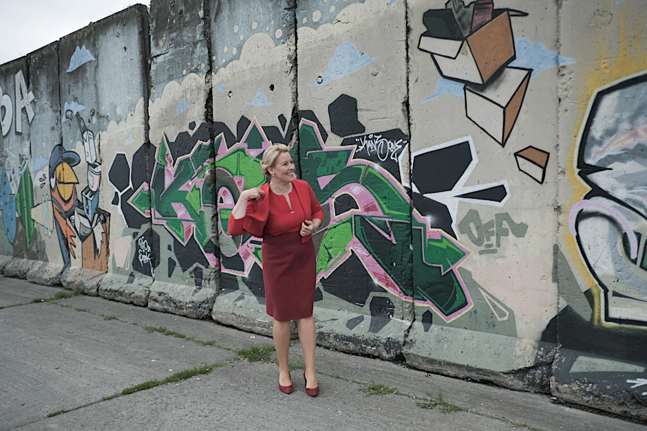 Franziska Giffey, 43, aus Frankfurt (Oder), vor Resten der Berliner Mauer.&nbsp;