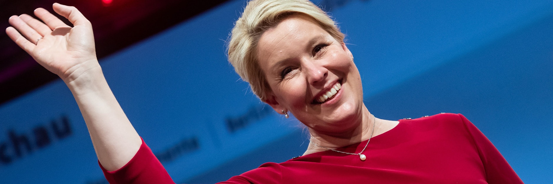 &nbsp;Franziska Giffey, Spitzenkandidatin der Berliner SPD für das Amt der Regierenden Bürgermeisterin, steht nach der ARD-Hochrechnung von 23:19 Uhr bei der Wahlparty der Berliner SPD in Kreuzberg noch einmal auf der Bühne. Nach dieser Hochrechnung liegt die Berliner SPD vor den Grünen.&nbsp; +++