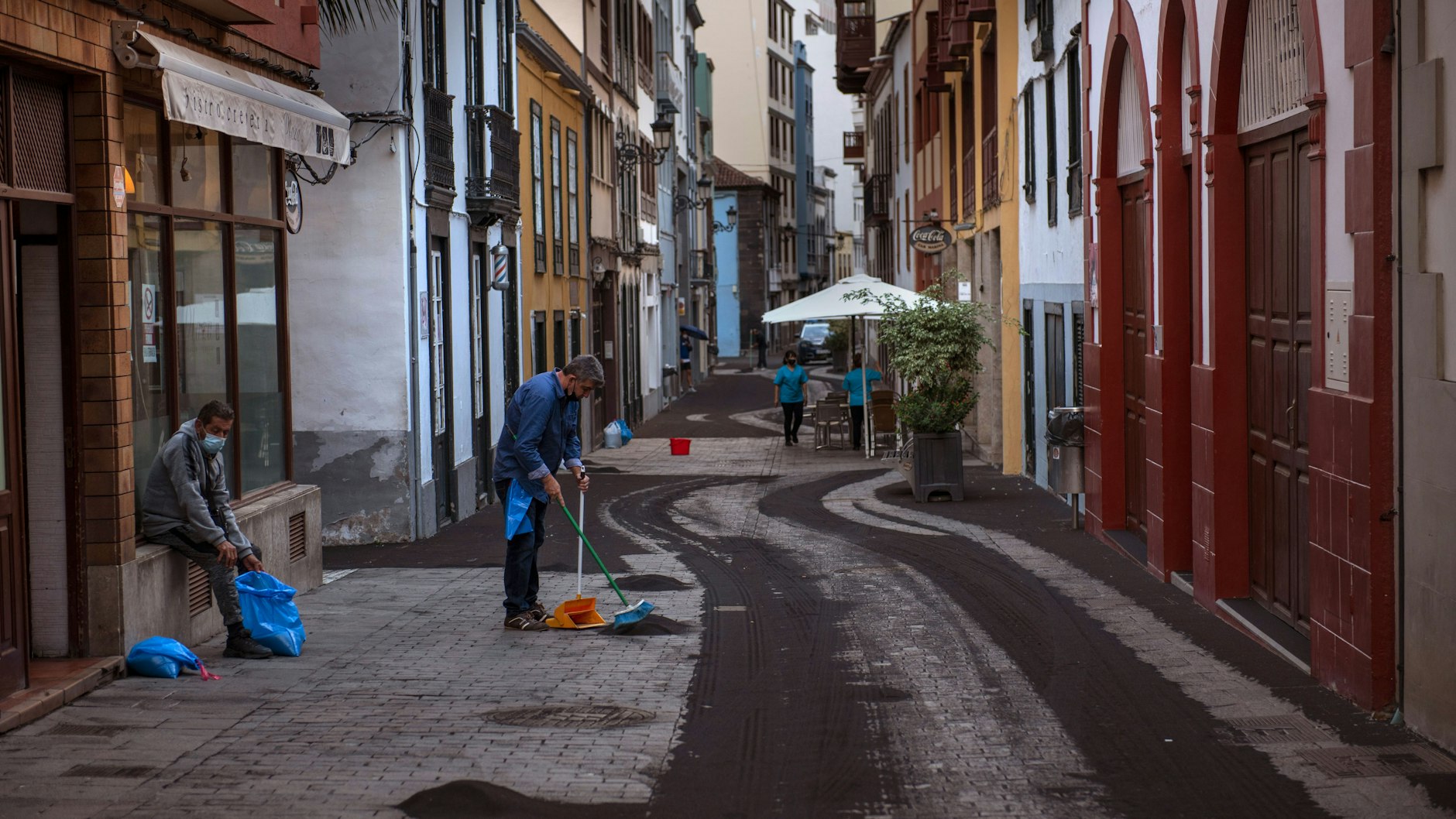 Einwohner reinigen die Straßen von Santa Cruz de la Palma&nbsp; von Ascheresten.