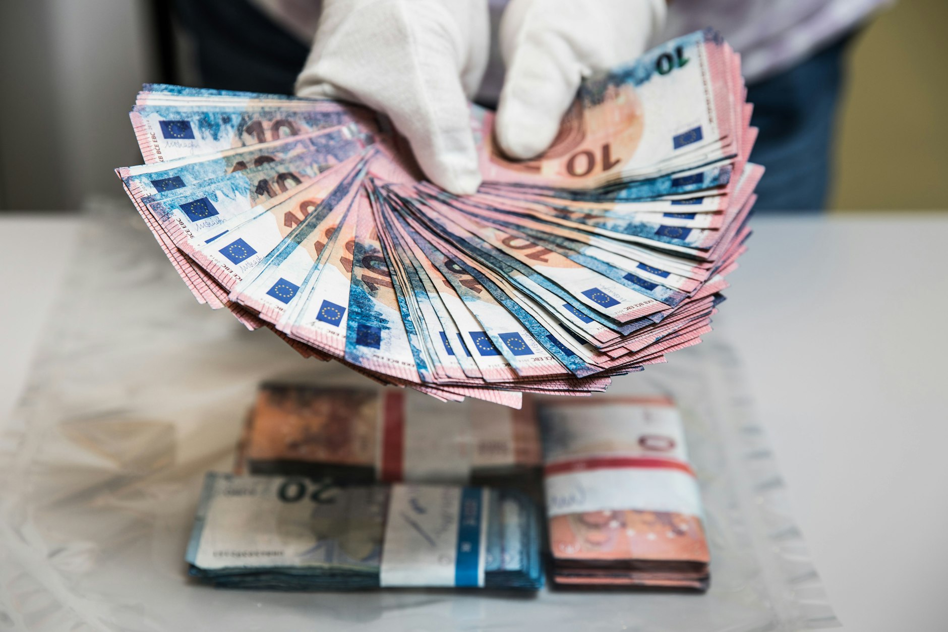 Die Chemiker untersuchen nicht nur Autolacke, sondern auch viele andere Substanzen, etwa Sicherheitstinten. Wenn Sie an solche Geldscheine geraten, nehmen Sie sie nicht an. Denn sie stammen aus einem Raub.