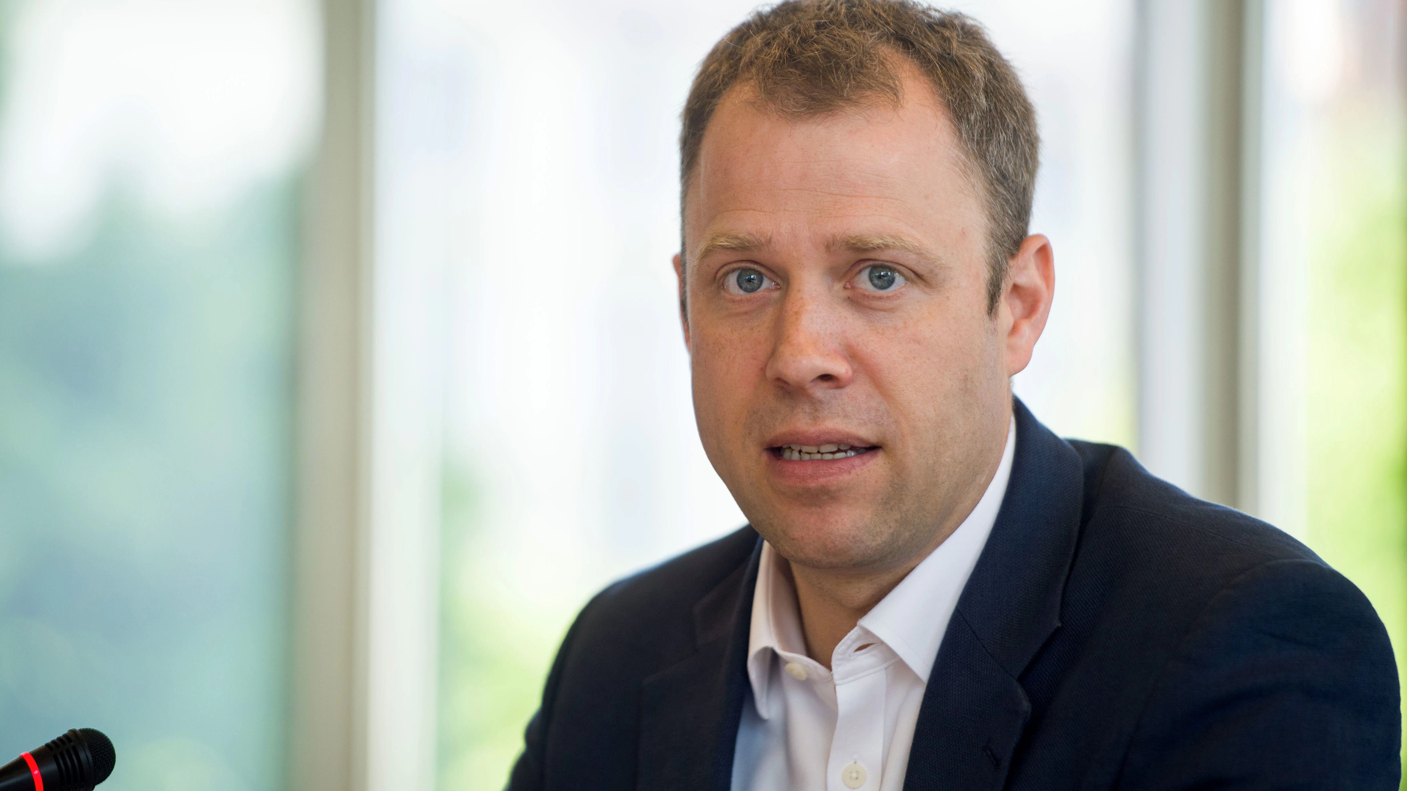 Mario Czaja von der CDU vor Petra Pau (Linke) in Marzahn-Hellerdorf.