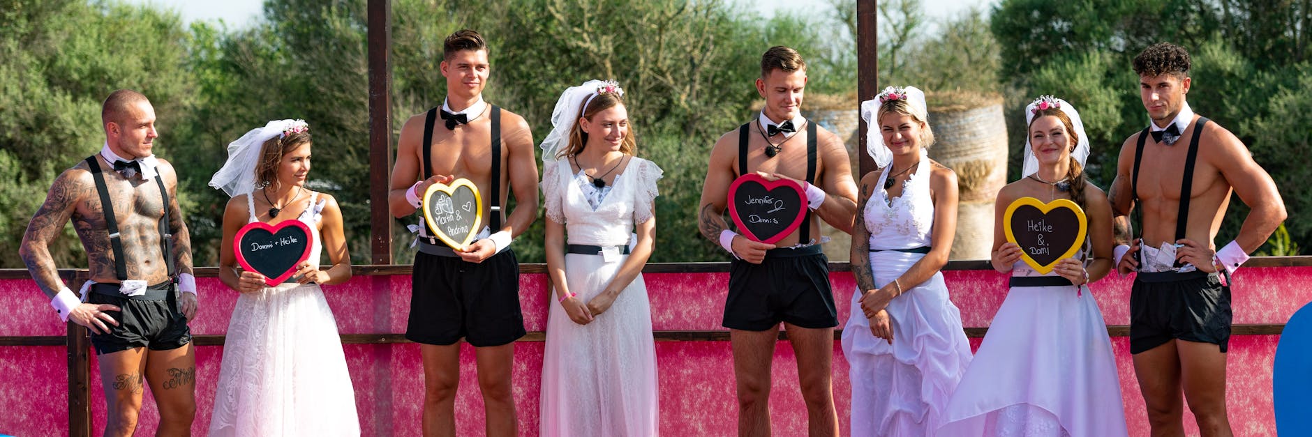 Die Final-Paare von Love Island bei der Challenge.
