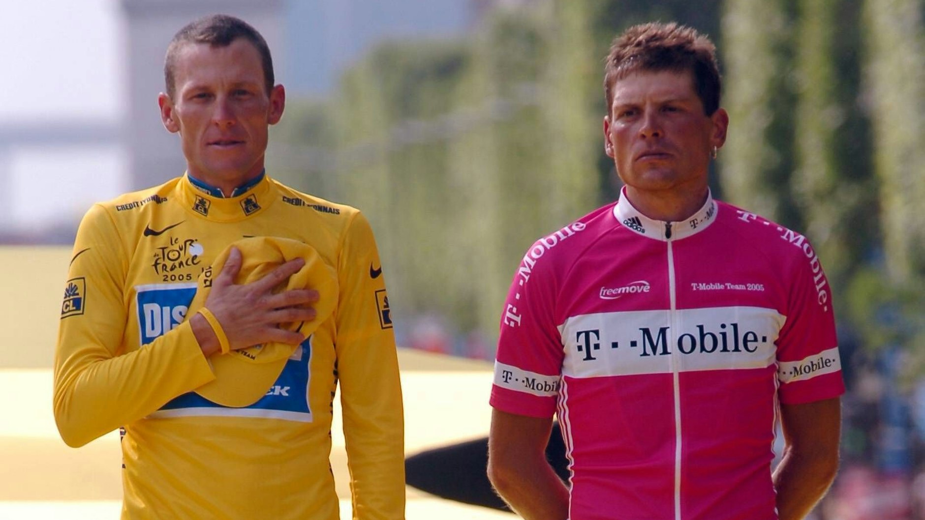Lance Armstrong und Jan Ullrich bei der Siegerehrung der Tour de France 2005 in Paris.