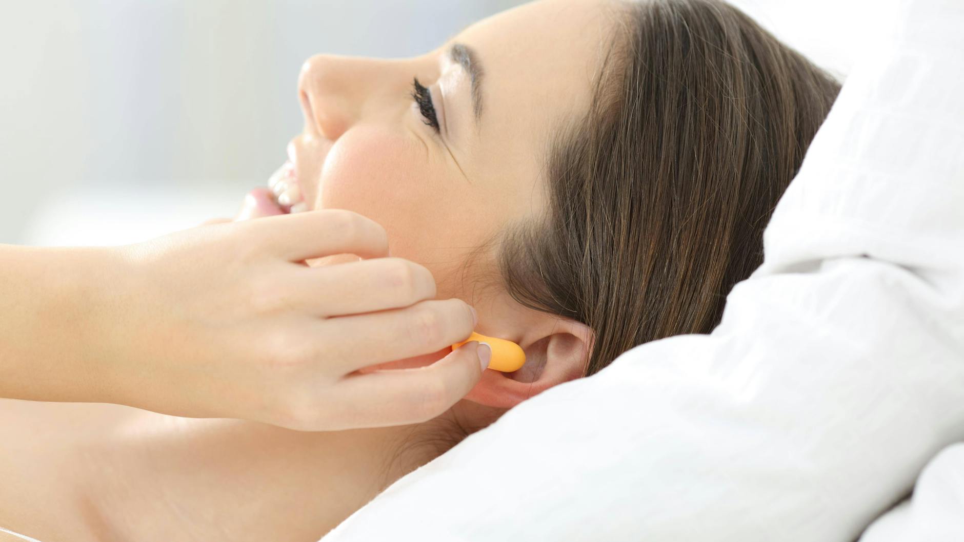 Stöpsel rein und Ruhe. Lärmgeplagte macht das sehr glücklich. Als HNO-Arzt sieht man das etwas differenzierter.