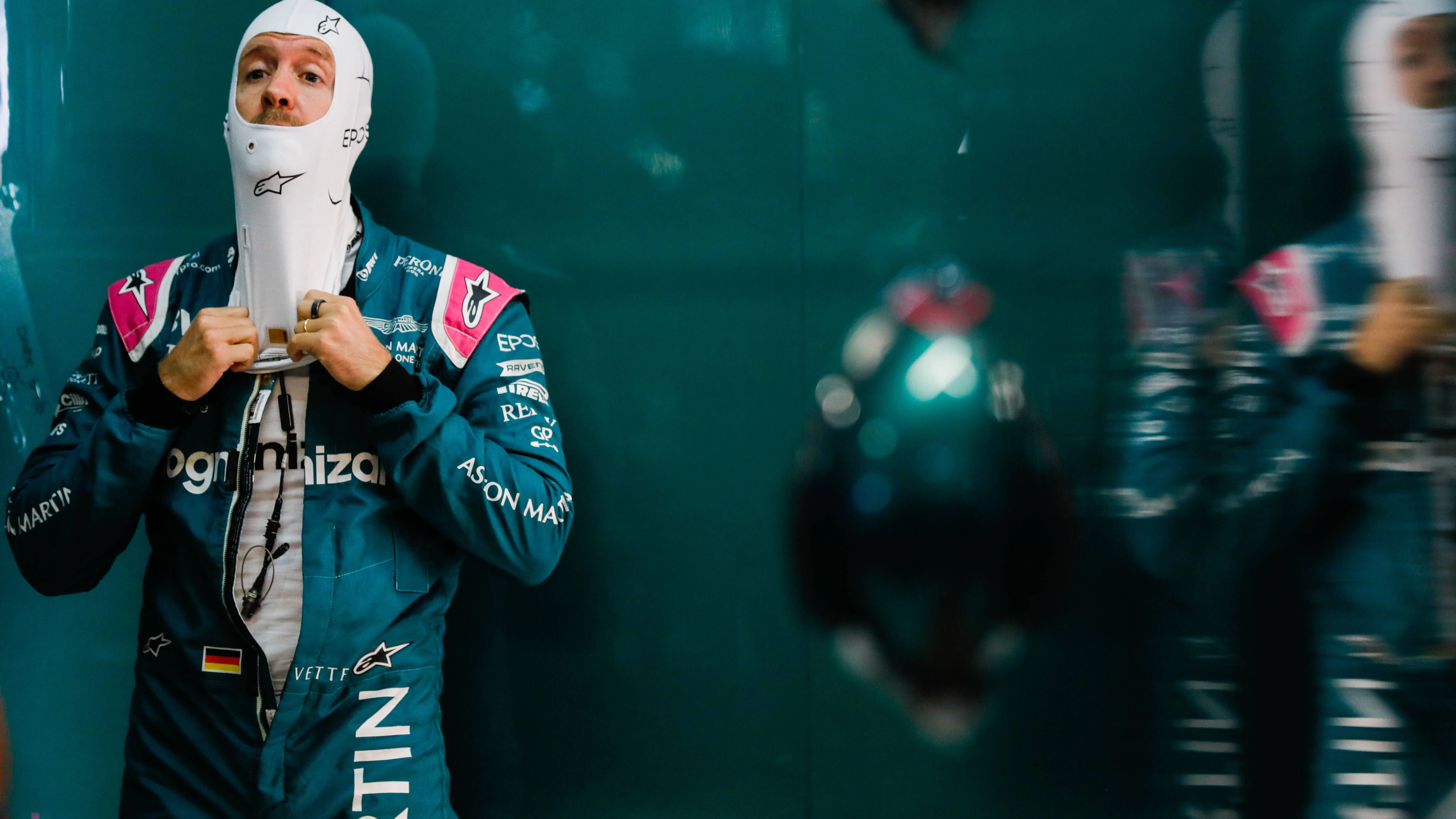 Wirkt angesichts der Leistung von Aston Martin ratlos: Sebastian Vettel in Sotschi.&nbsp;