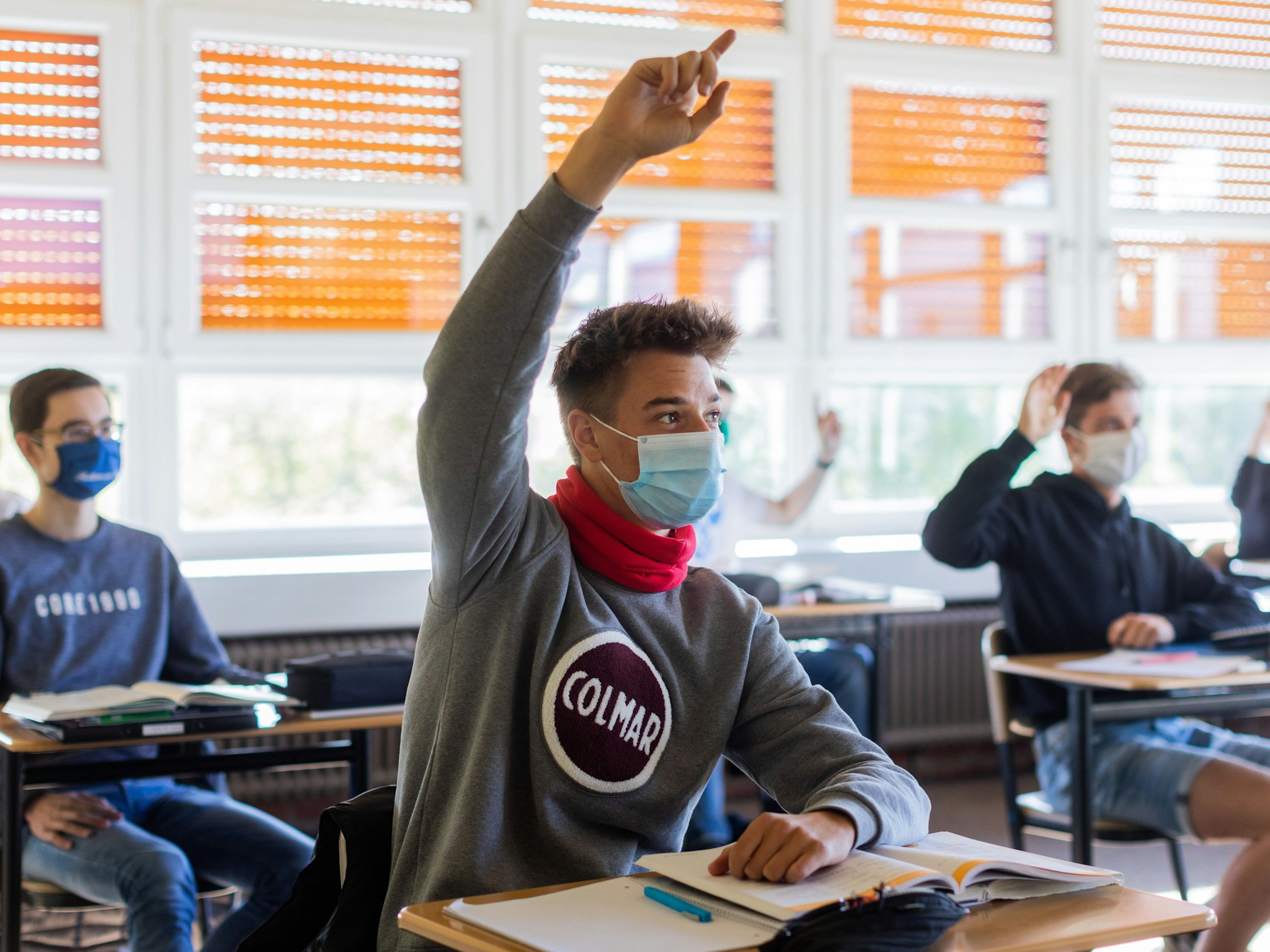 Mit Maske: Schüler in ihrem Kursraum.