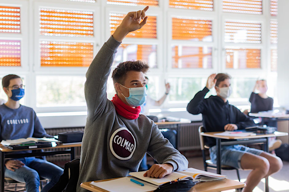 Mit Maske: Schüler in ihrem Kursraum.