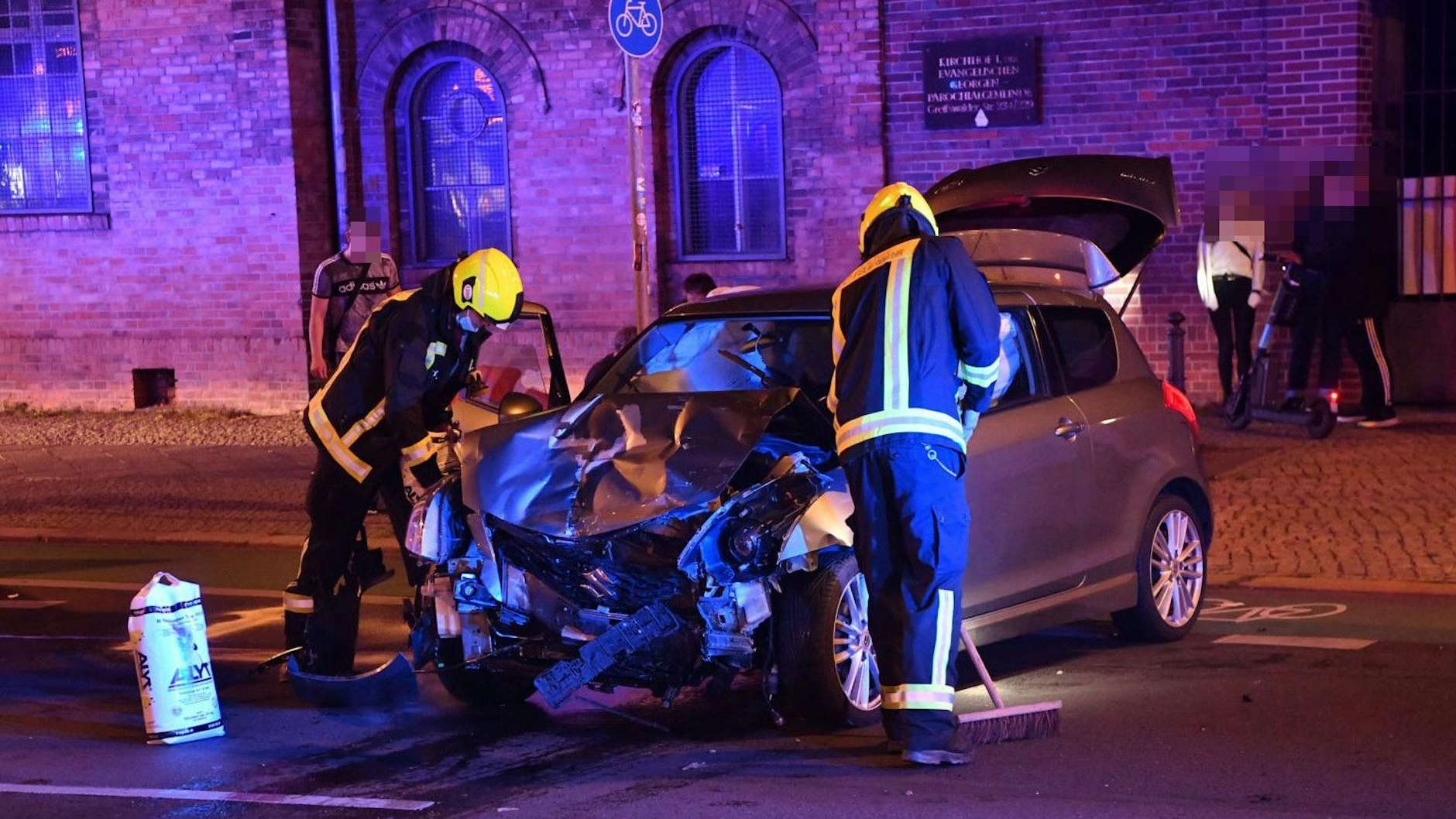 Kurz nach 21 Uhr kam es am Sonntag in der Greifswalder Straße zu einem schweren Auffahrunfall.