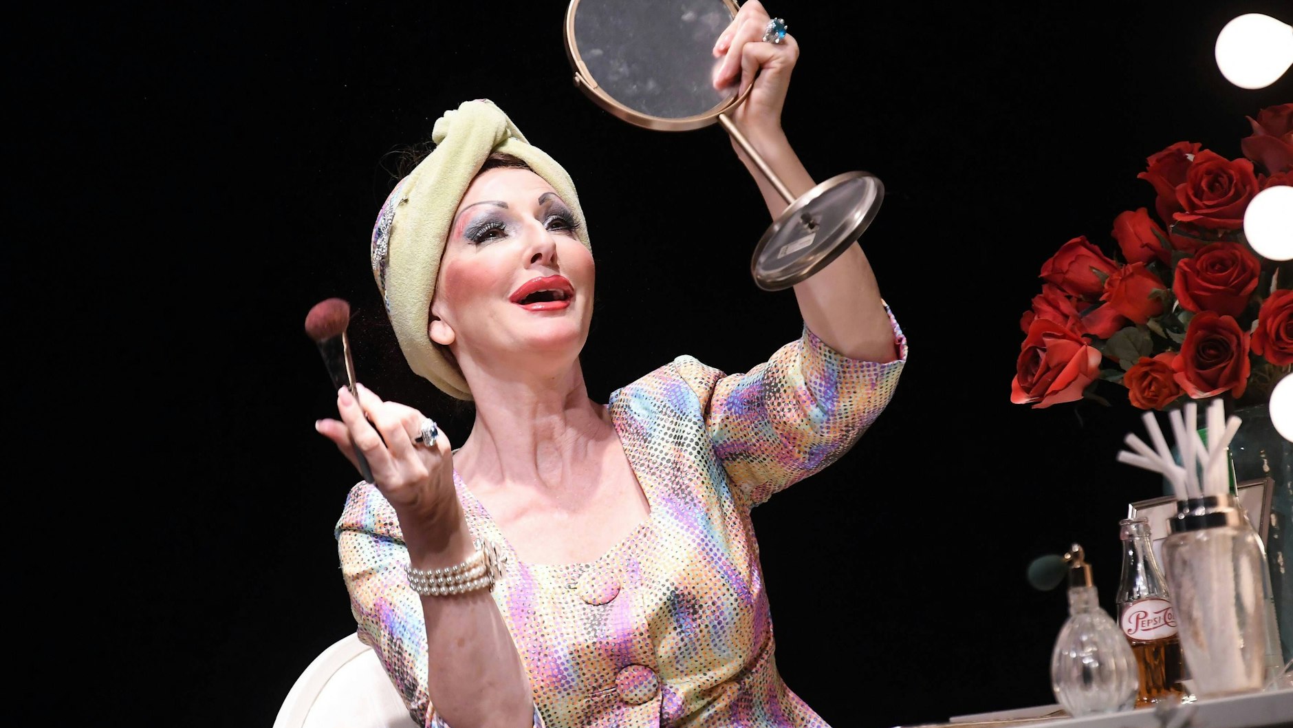 Désirée Nick in einer Szene von „Bette &amp; Joan“ im Theater am Kurfürstendamm in Berlin im Juni 2017.<br>