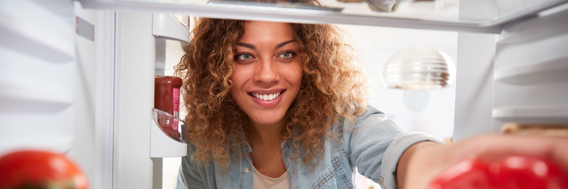 Eine Frau blickt in einen Kühlschrank. (Symbolfoto)