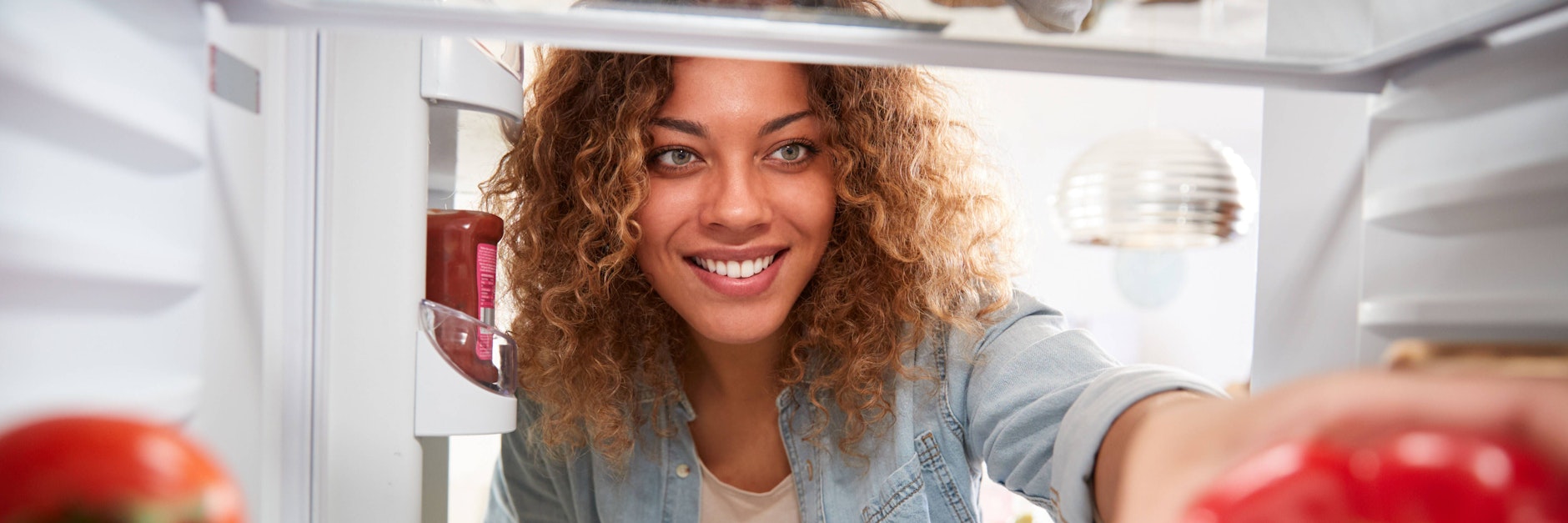 Eine Frau blickt in einen Kühlschrank. (Symbolfoto)