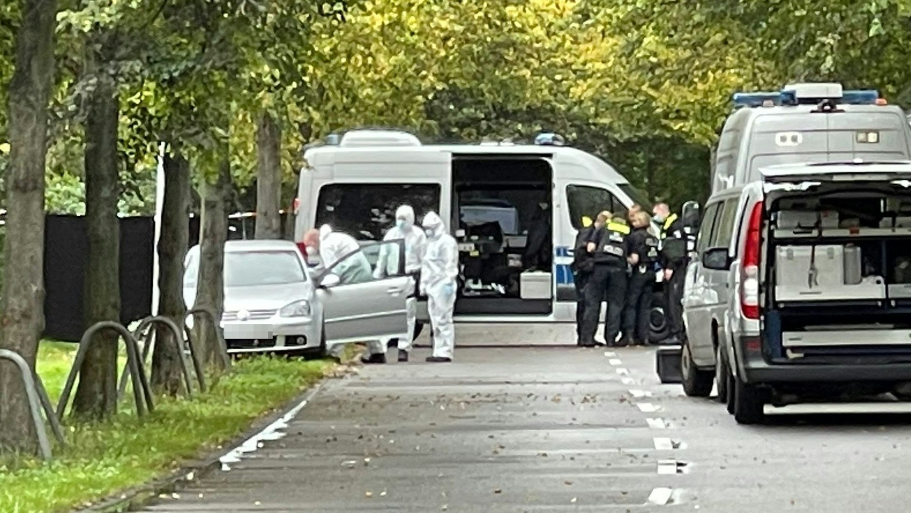 Spurensicherung an einem VW Golf.