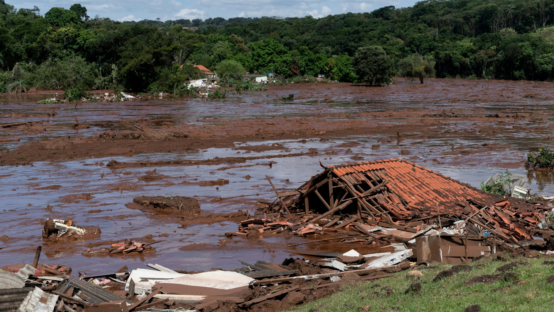 Ein Haus in Brumadinho liegt nach der Schlammwelle von 2019 in Trümmern.