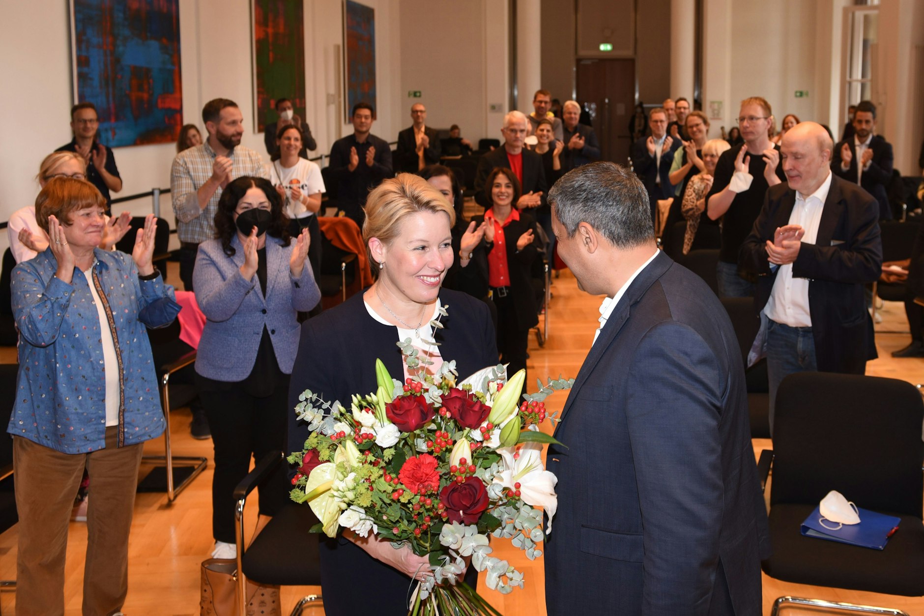 Franziska Giffey nutzt dieser Tage jede Gelegenheit zum großen Auftritt. Und sei es ihr erster in der neuen Fraktion. Raed Saleh hatte sogar an Blumen gedacht.<br><br>