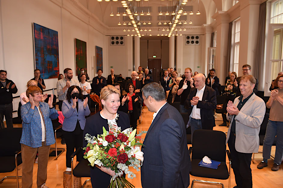 Franziska Giffey nutzt dieser Tage jede Gelegenheit zum großen Auftritt. Und sei es ihr erster in der neuen Fraktion. Raed Saleh hatte sogar an Blumen gedacht.<br><br>
