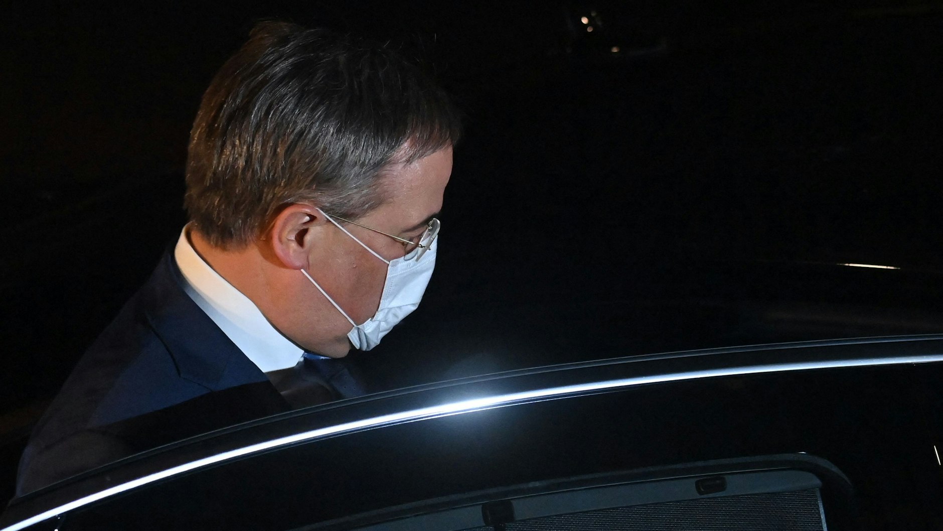 Der CDU-Vorsitzende Armin Laschet verlässt am Dienstagabend den Bundestag. Die Fraktionssitzung verlief glimpflich für ihn.