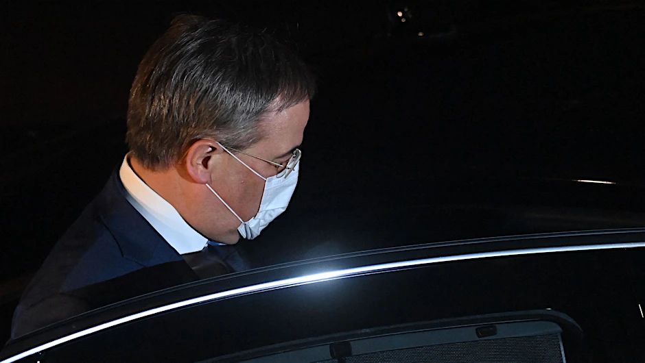 Der CDU-Vorsitzende Armin Laschet verlässt am Dienstagabend den Bundestag. Die Fraktionssitzung verlief glimpflich für ihn.