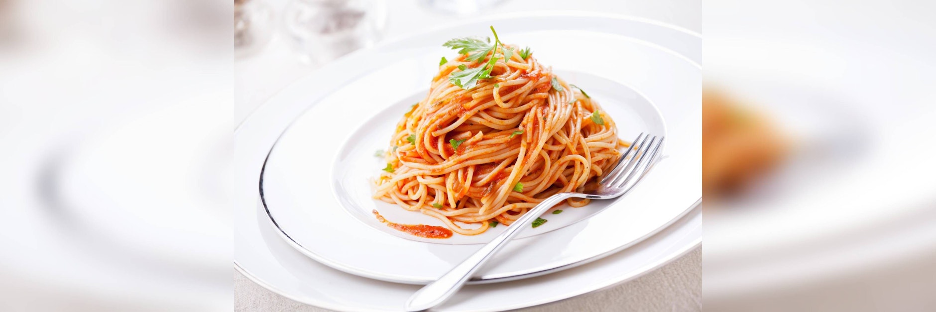 Spaghetti al Pomodoro, die Spaghetti mit Tomatensoße sind einfach und lecker
