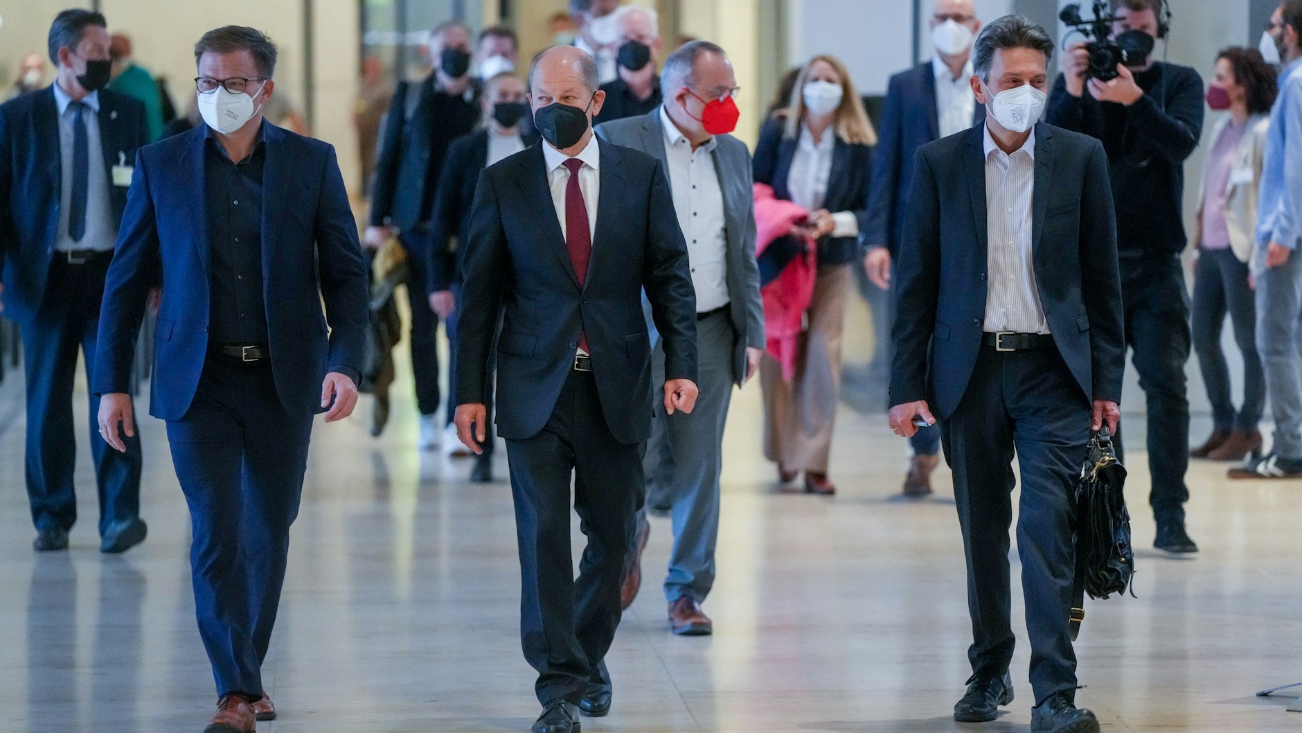 Kanzlerkandidat Olaf Scholz (m.) kommt mit Carsten Schneider (l.), erster parlamentarischer Geschäftsführer der SPD-Bundestagsfraktion, und Rolf Mützenich zur ersten Fraktionssitzung.