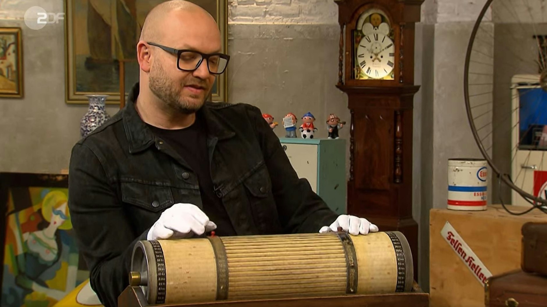 „Bares für Rares“-Experte Sven Deutschmanek kommt bei der Expertise durchaus ins Straucheln.