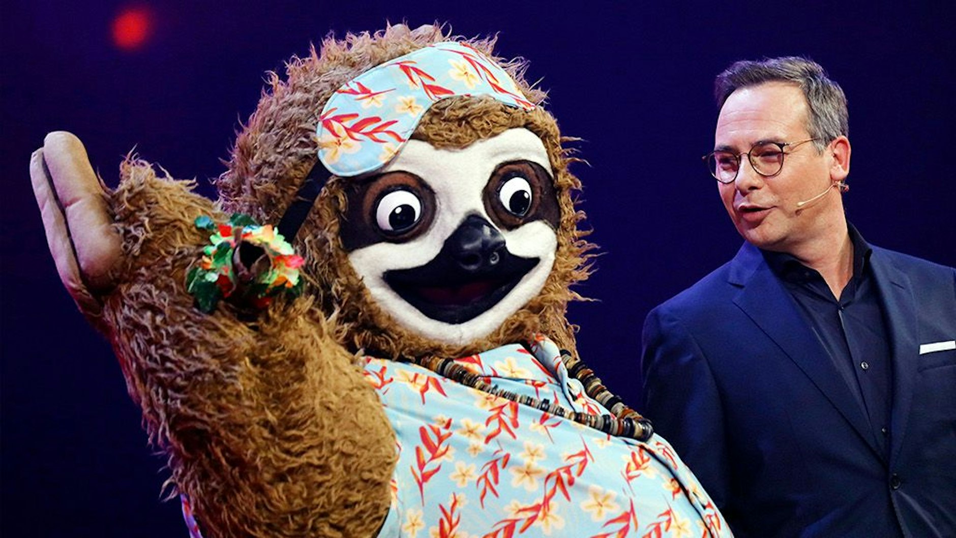 Moderator Matthias Opdenhövel mit dem Faultier, das in der zweiten Staffel der Show „The Masked Singer“ gewann. Im Kostüm steckte Schauspieler Tom Beck.&nbsp;