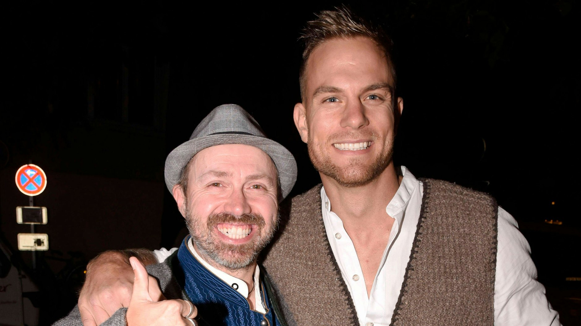 Ex-Bachelor Sebastian Preuss mit Schauspieler Adam Jaskolka beim Alm-Auftrieb in der Käfer Schänke.