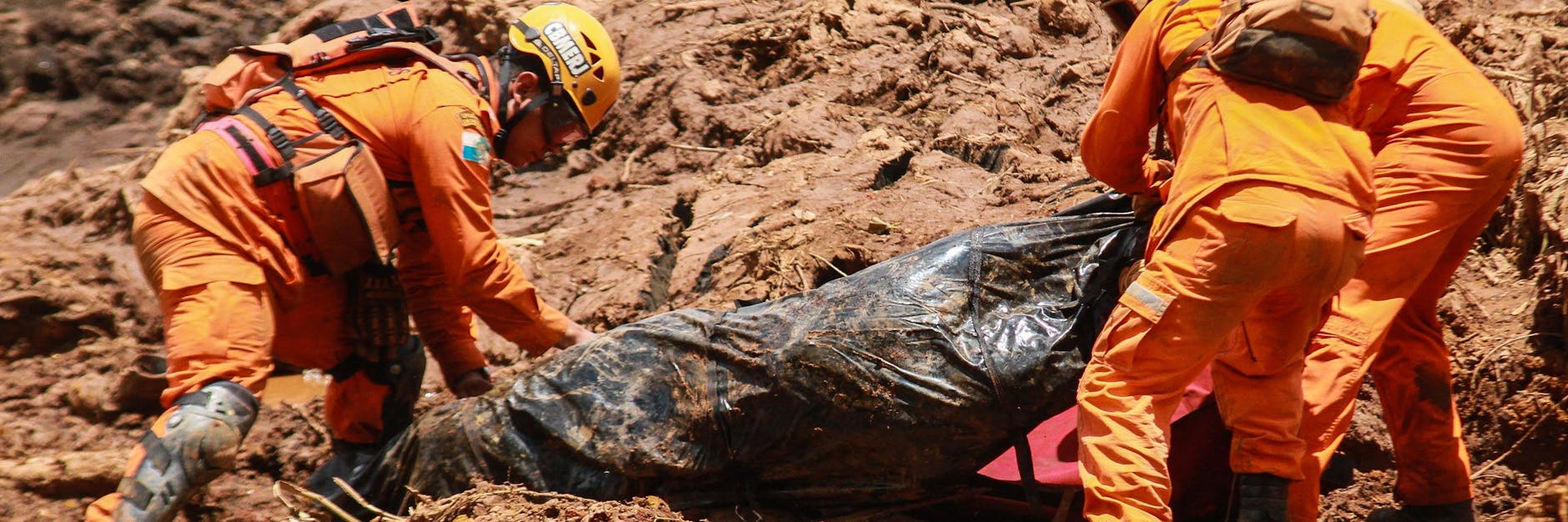 Rettungskräfte bergen in Brumadinho ein Opfer aus dem Schlamm.