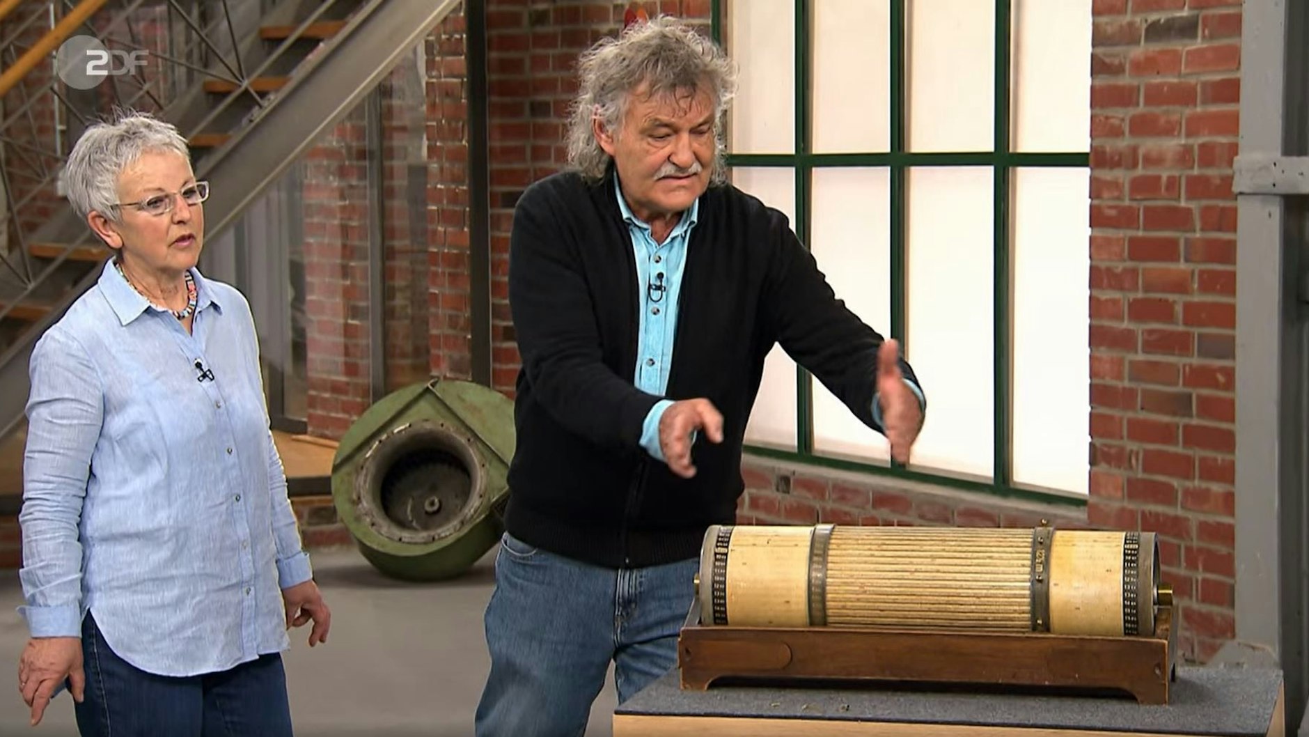 Auch im Händlerraum von „Bares für Rares“ versteht niemand das Gerät. Wolfgang Germann versucht ein bisschen zu helfen.