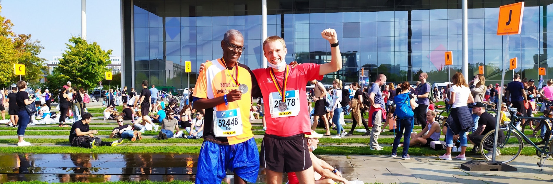Barfuß durch Berlin: Sidy Diallo (l.)&nbsp; und sein Freund Bastien (mit Schuhen) haben am Sonntag den Marathon erfolgreich hinter sich gebracht.